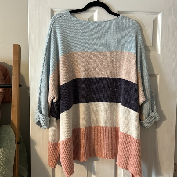 She + Sky color blocked sweater- one size - Picture 7 of 8